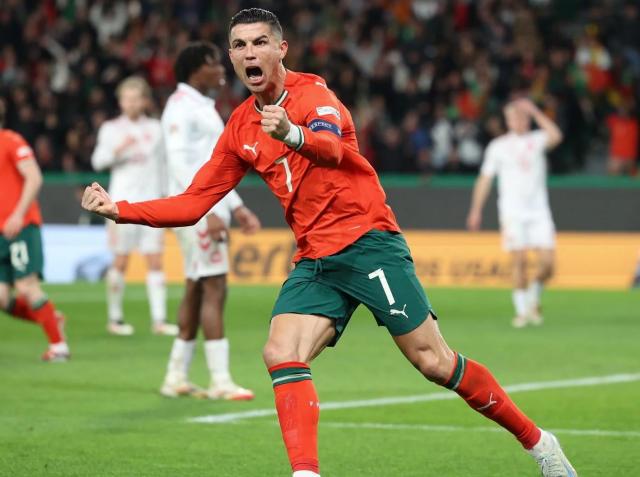 开云体育下载-C罗怼记者：提了问题请看着我，别盯着电脑