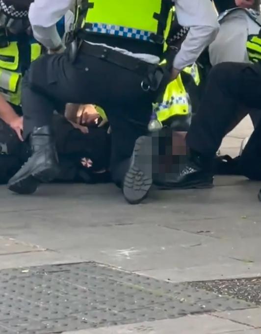 太阳报：切尔西赛后一名16岁少年因疑似持枪被警方制服