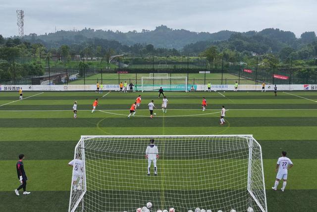 “川超”内江队冒雨集训 17岁高三球员比赛备考两不误